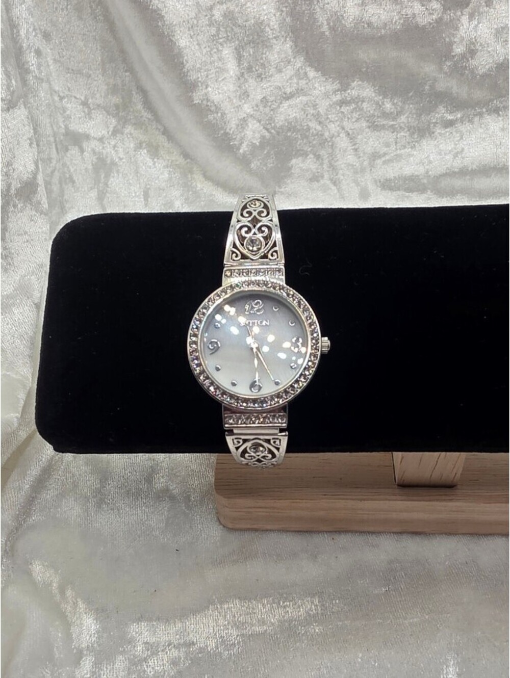 Sutton Quartz Watch Working 7” Stretch Band Rhinestone Silver Tone Scrollwork